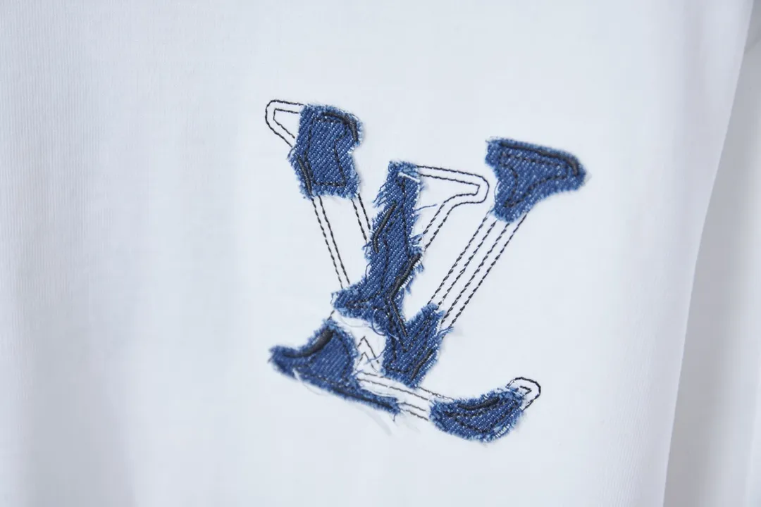 🅿️190 1V 25SS early spring new style denim splicing embroidery LV short sleeves light luxury essential item for daily commuting for men and women correct version welcome to compare detailed features · 320g 100% pure cotton double yarn jersey fabric · Special thickened 32 pieces of double-strand 1X1 thread in the same vat custom dyeing · Denim cutting and splicing ➕Various embroidery craft letters · Double needle stitching across seams · Original main mark, washed tag, brand moisture-proof paper packaging Color: black/white Size: S/M/L/XL